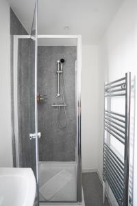baño con ducha y puerta de cristal en One-Bedroom Apartment: Sleeps 4 Comfortably, en Berwick-Upon-Tweed