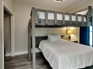 1 dormitorio con 1 litera con sábanas blancas en Crystal Shores #1302, en Gulf Shores 19 fotos más