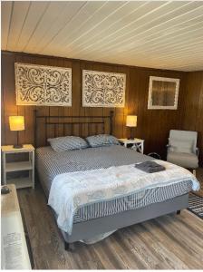 1 dormitorio con 1 cama, 2 mesas y 2 lámparas en Sapinero Village Campground on Blue Mesa, en Gunnison