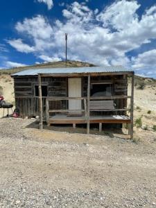 una pequeña cabaña en medio de un campo en Sapinero Village Campground on Blue Mesa, en Gunnison