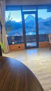 Nespecifikovaný výhled na hory nebo výhled na hory při pohledu z hotelu