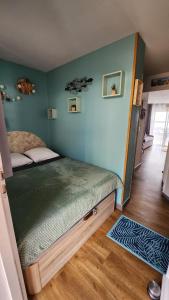 um quarto com uma cama grande num quarto em Saint-Raphael- Vue mer et Massif de l'Esterel em Saint-Raphaël