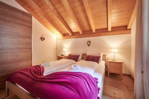 een slaapkamer met twee bedden en een houten plafond bij Apartment Silberhorn, outstanding view, spacious, family friendly in Lauterbrunnen +25 foto's