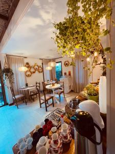 瓜德丁堡的住宿－Refugio Na Praia Hospedagem - Guarda Do Embaú，客厅配有带杯子和餐具的桌子