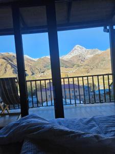 um quarto com uma cama e vista para as montanhas em Best view Kazbegi em Kazbegi