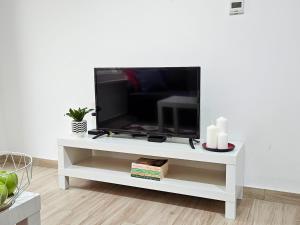 Un televizor și/sau centru de divertisment la Roman Apartman