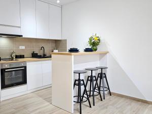 O bucătărie sau chicinetă la Roman Apartman