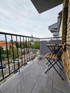 Un balcon sau o terasă la Roman Apartman