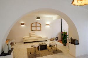 カステル・リゴーネにあるAppartamento incantevole vista lagoのソファとテーブルのあるリビングルーム