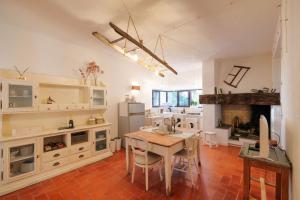 カステル・リゴーネにあるAppartamento incantevole vista lagoのテーブルとダイニングルームのあるキッチン