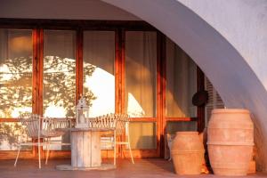 カステル・リゴーネにあるAppartamento incantevole vista lagoのテーブルと椅子と窓のある部屋