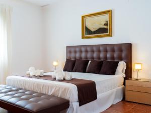 Giường trong phòng chung tại Villa con piscina, jardín y aire acondicionado en La Eliana-L'Eliana