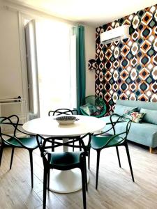 sala de estar con mesa, sillas y sofá en Monkey house Appartamento in centro storico en Palermo