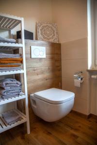 a bathroom with a toilet and a bunk bed at Casa Oos in Rockeskyll