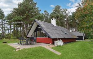 ØrbyにあるNice Home In Knebel With 3 Bedrooms And Wifiの赤と黒の納屋
