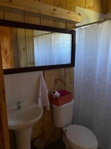La salle de bains est pourvue de toilettes et d'un lavabo. dans l'établissement Cabaña en Pupuya Navidad, à Navidad