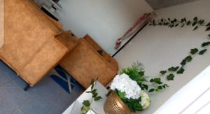 ein Zimmer mit zwei Tischen mit Blumen und Pflanzen in der Unterkunft Lovely one bedroom airbb in THIKA with WiFi ,ample parking-next to the road in Thika