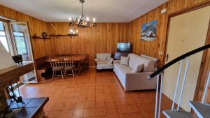 - un salon avec un canapé et une table dans l'établissement RESIDENCE LA REGINA DELLA NEVE, à Roccaraso