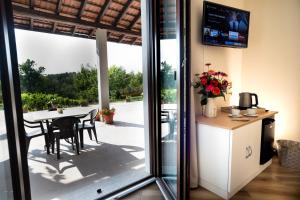 cocina y comedor con mesa y sillas en Casa Lidia Gavi, en Gavi