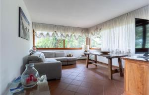 sala de estar con sofá y mesa en Villa Del Mandarino, en Capannori