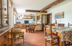 cocina y comedor con mesa y sillas en Villa Del Mandarino, en Capannori