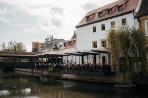 Výhled na řeku, která protéká v blízkosti hotelu