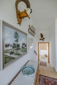 ein Wohnzimmer mit einem Tisch und einem Gemälde an der Wand in der Unterkunft Ferienhaus Wallern im Burgenland in Wallern im Burgenland