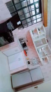 een keuken met een open koelkast bij Arlshy furnished apartments in Kisumu