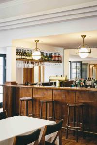 a bar in a restaurant with bar stools at DAS SCHMÖCKWITZ in Berlin