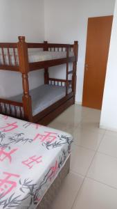 Zimmer mit 2 Etagenbetten in einem Zimmer in der Unterkunft Apto Guilhermina II in Praia Grande