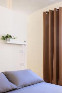 - un lit avec rideau à côté d'une fenêtre dans l'établissement Casa Redi, à Rome