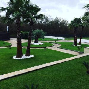 einen Park mit Palmen und einem Gehweg in der Unterkunft Affittacamere" SANTA LUCIA" in Roccarainola