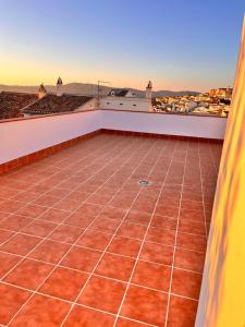 uma vista do telhado de uma casa com piso em azulejo em Apartamentos EL PELIGRO 1 El CONJURO em Archidona