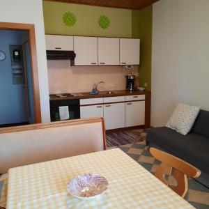 Kuchyň nebo kuchyňský kout v ubytování Ferienwohnung "Josephine" am Klopeinersee