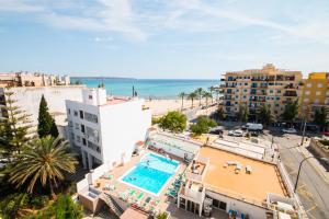 - une vue sur la plage depuis un bâtiment avec piscine dans l'établissement Hotel Amic Miraflores, à Can Pastilla