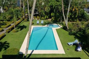 Výhled na bazén z ubytování Coquet appartement à 50 mètres de la plage nebo okolí