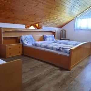 昂特保科洛佩因Ferienwohnung "Josephine" am Klopeinersee的一张位于带木制天花板的客房内的大床