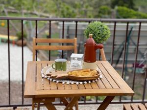 una mesa con tetera y un plato de pasta en Casa Apartamento Rural U Penafrol, en Eljas