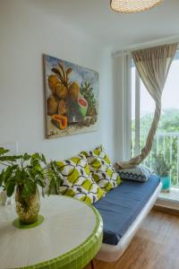 a living room with a couch and a table at King's Apartments 301 in Cartagena de Indias