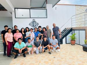 Eine Gruppe von Personen, die sich für ein Bild in einem Gebäude ausgeben in der Unterkunft Real Tarapoto in Tarapoto