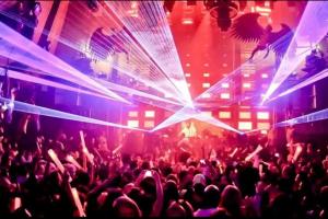 una multitud de personas bailando en un concierto en Serenity Lodge II Condo en Miami