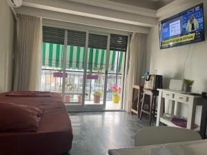 Un dormitorio con una cama y un televisor en una habitación. en HERMOSO DEPTO. EN PLENO PALERMO SOHO, en Buenos Aires