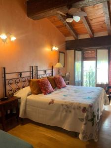 um quarto com uma cama grande num quarto em Hotel Doña Sancha em Covarrubias