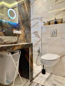 un baño con inodoro y lavabo en Bel appartement avec une belle vue sur la grande mosquée Hassan II et la mer, en Casablanca 16 fotos más