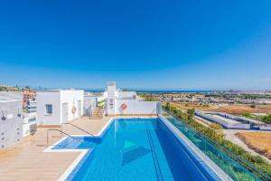 una piscina con vistas al océano en Your Retreat Near Puerto Banús, en Marbella