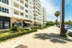 una calle frente a un edificio con una palmera en Your Retreat Near Puerto Banús, en Marbella