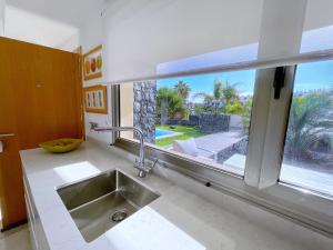 cocina con fregadero y ventana grande en Luxury ocean view with private pool Villa de Nava en San Miguel de Abona