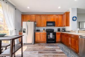 una cucina con armadi in legno e frigorifero bianco di Tideview Circle Unit 38 Condo a Orlando