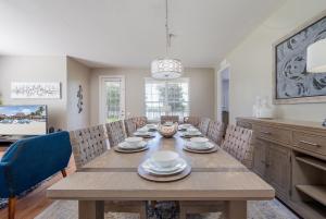 - une salle à manger avec une table et des chaises en bois dans l'établissement Casa Lucia Lakeview Condo, à Orlando
