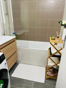 uma casa de banho com um chuveiro e uma banheira em Private Room Near Paris em Montreuil